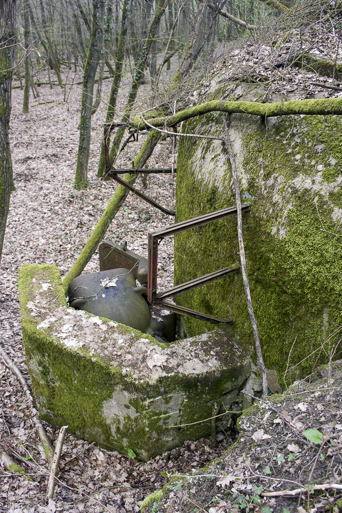 Ligne Maginot - GALGENBERG - A15 - (Ouvrage d'artillerie) - Bloc 2
Vue de dessus de la niche du projecteur ainsi que des supports d'antenne