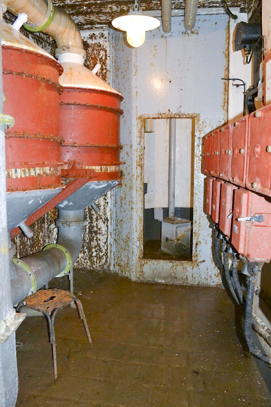 Ligne Maginot - GALGENBERG - A15 - (Ouvrage d'artillerie) - Bloc 3
Etage supérieur.
Salle des filtres. On aperçoit le local de la cloche GFM à l'arrière-plan.
