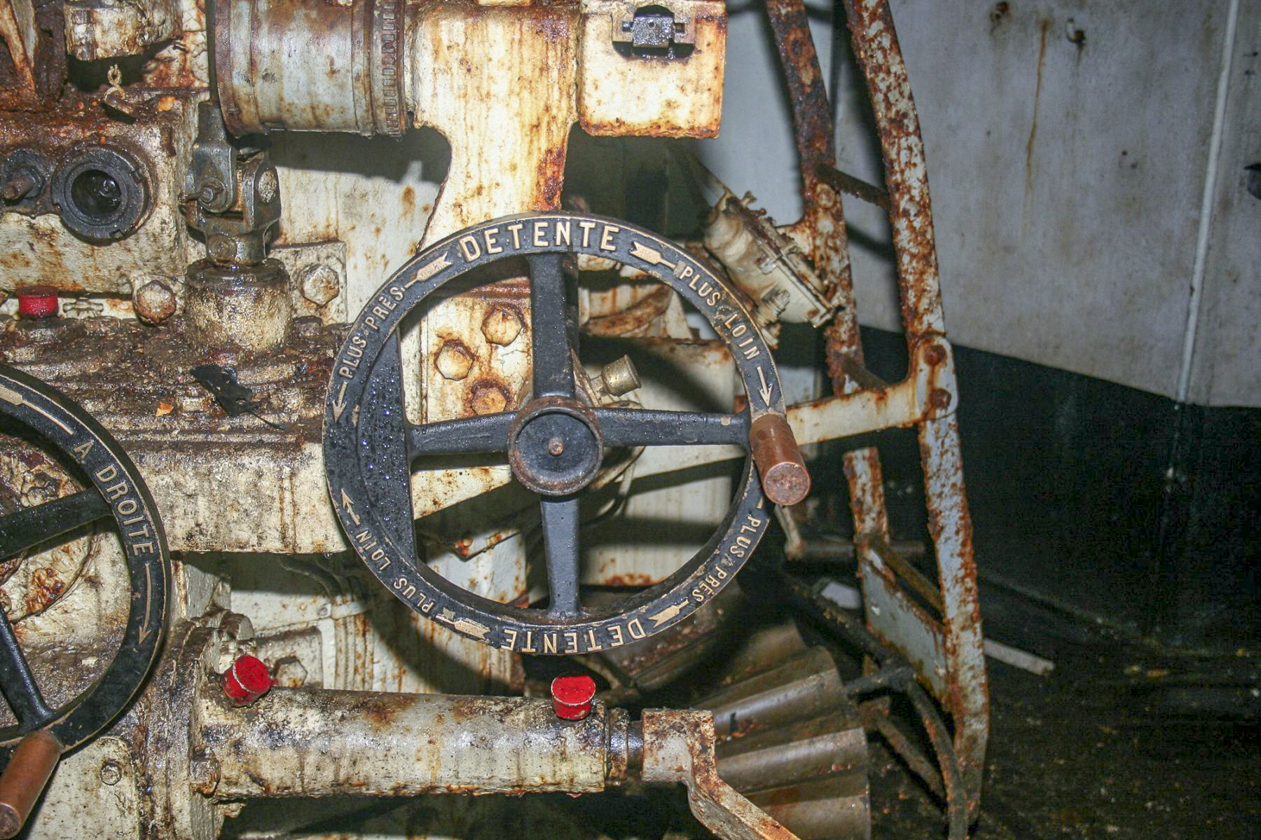 Ligne Maginot - GALGENBERG - A15 - (Ouvrage d'artillerie) - Bloc 4
Etage intermédiaire de la tourelle de 81
Volant de détente (portée)  - Michel Teiten