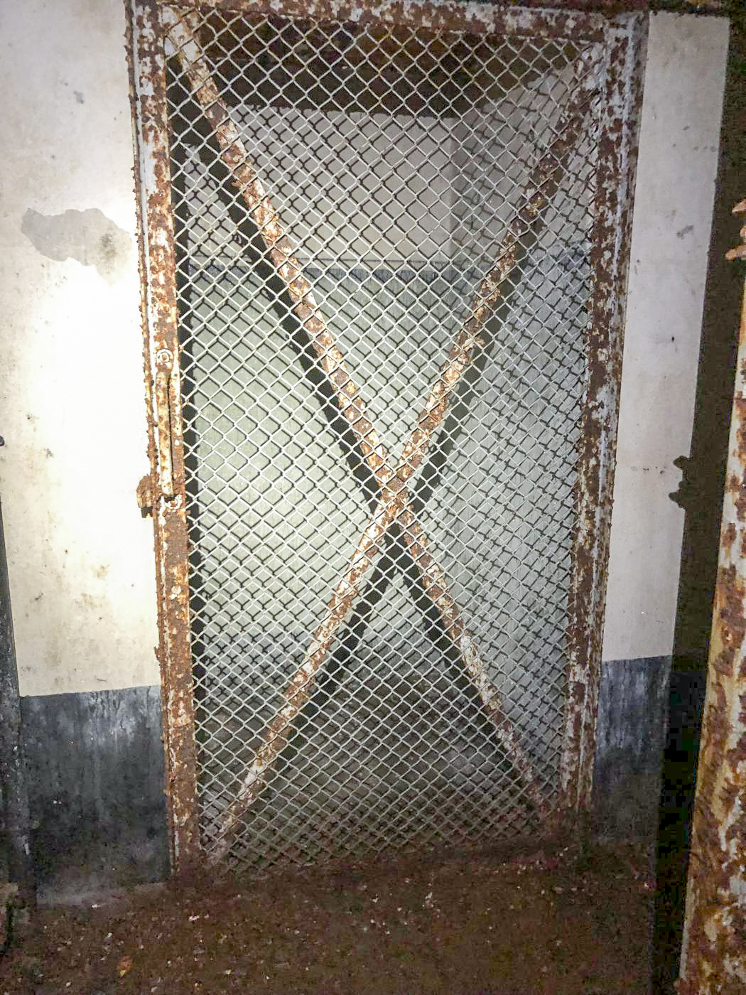 Ligne Maginot - GALGENBERG - A15 - (Ouvrage d'artillerie) - Bloc 4
Etage supérieur
Armoire de stockage des charges avec grille coulissante - Louis Zenner