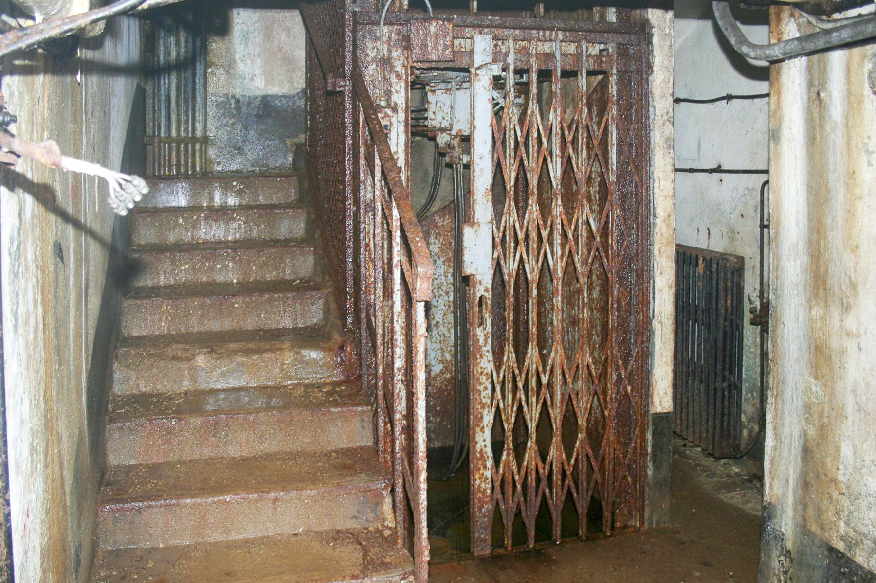 Ligne Maginot - GALGENBERG - A15 - (Ouvrage d'artillerie) - Bloc 4
Monte-charge Simplex (1 T) et cage d'escalier au pied du bloc - Michel Teiten
