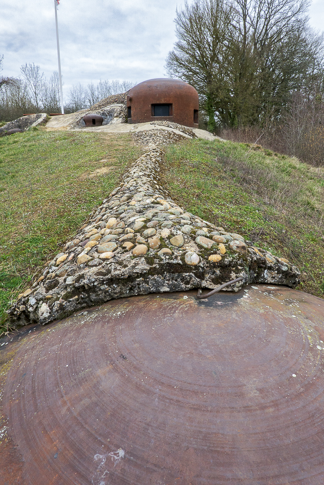 Ligne Maginot - GALGENBERG - A15 - (Ouvrage d'artillerie) - Bloc 5
Une crêt de béton recouvert de galets court de la cloche JM (au premier plan) jusqu'à la cloche GFM du second plan