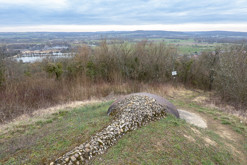 Ligne Maginot - GALGENBERG - A15 - (Ouvrage d'artillerie) - Bloc 5
La cloche JM et sa curieuse crête de galets domine la vallée de la Moselle et l'ouvrage de Sentzich auquel mène le sentier à droite. 