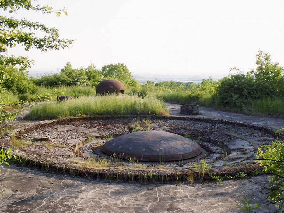 Ligne Maginot - GALGENBERG - A15 - (Ouvrage d'artillerie) - Bloc 6
Tourelle de 135
Noter les 'champignons' de prise d'air entourés d'un muret en béton. Cela est du au fait que la dalle était intégralement recouverte de terre 