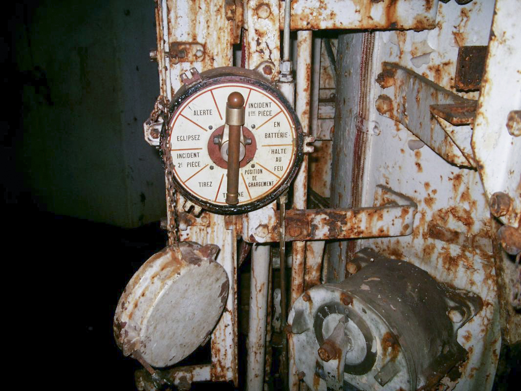 Ligne Maginot - GALGENBERG - A15 - (Ouvrage d'artillerie) - Bloc 6
Transmetteur Téléflex sur le corps de tourelle à l'étage intermédiaire