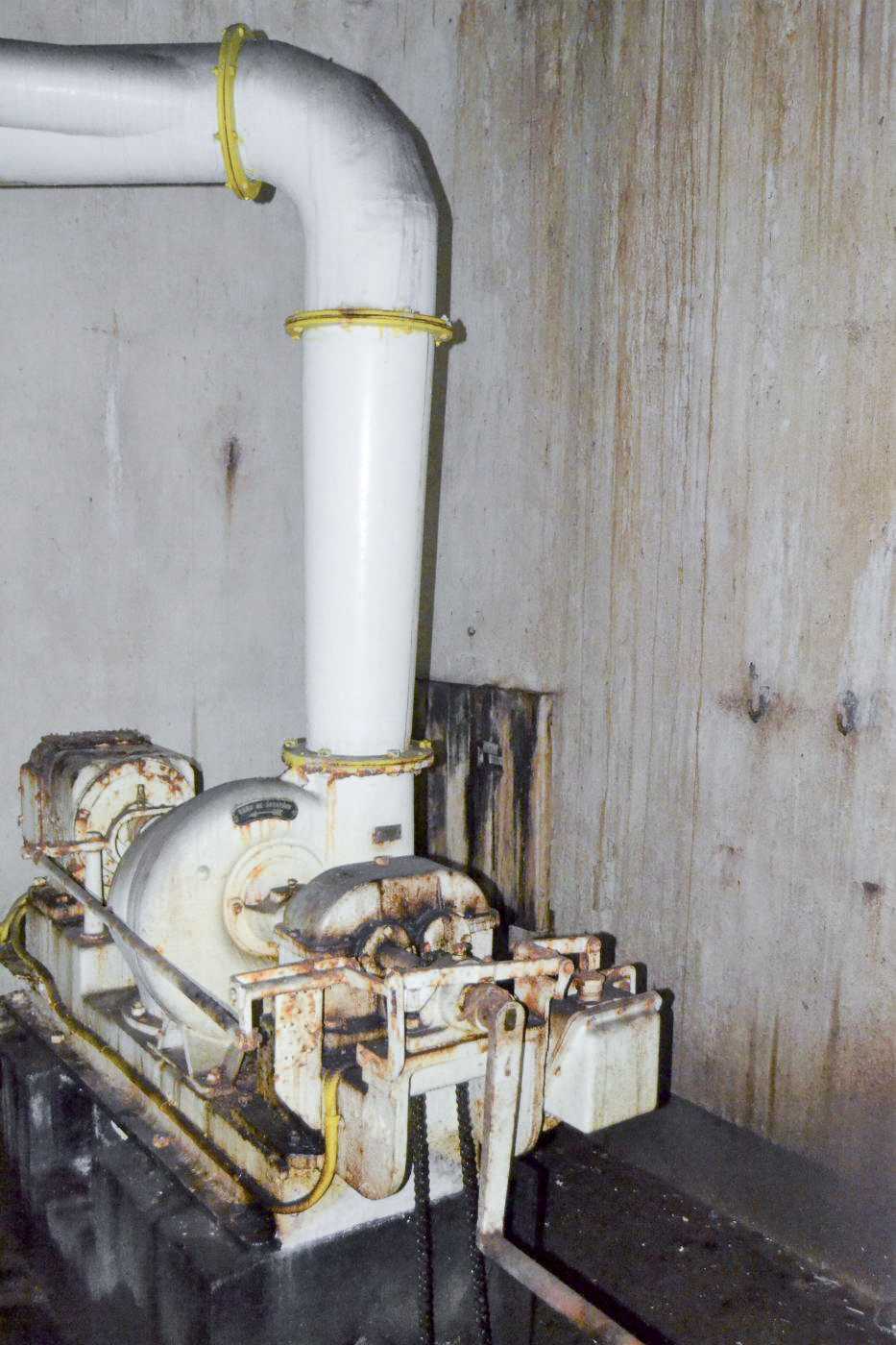 Ligne Maginot - GALGENBERG - A15 - (Ouvrage d'artillerie) - Bloc 6
Ventilateur de l'évacuation des douilles. Le gros tuyau va vers la cloche d'air vicié, le petit vers l'avant-cuirasse de la tourelle de 135