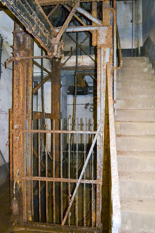 Ligne Maginot - GALGENBERG - A15 - (Ouvrage d'artillerie) - Bloc 6
Escalier et monte-charge Baudet Donon Roussel au pied du bloc