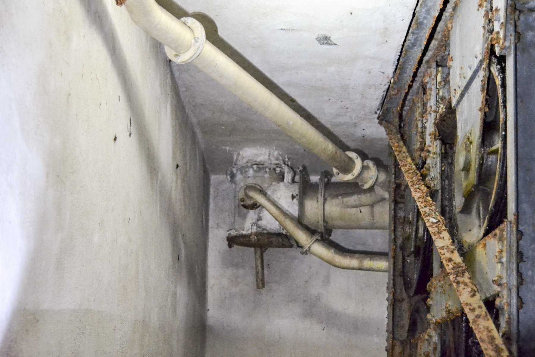 Ligne Maginot - GALGENBERG - A15 - (Ouvrage d'artillerie) - Bloc 6
Evacuation de l'air vicié en haut des escaliers. Le tuyau de gros diamètre vient du ventilateur de l'évacuation des douilles