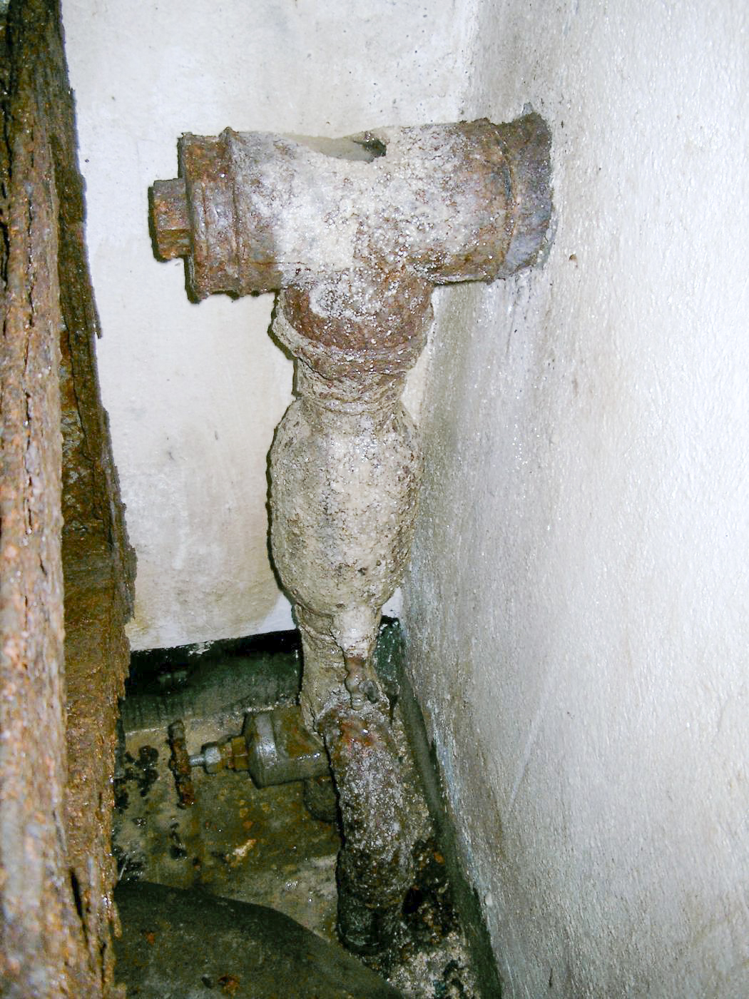 Ligne Maginot - GALGENBERG - A15 - (Ouvrage d'artillerie) - Bloc 6
Entrée des cunettes à l'étage inférieur près des filtres, avec siphon ovoïde et vanne pour envoyer à l'égout l'eau suspecte