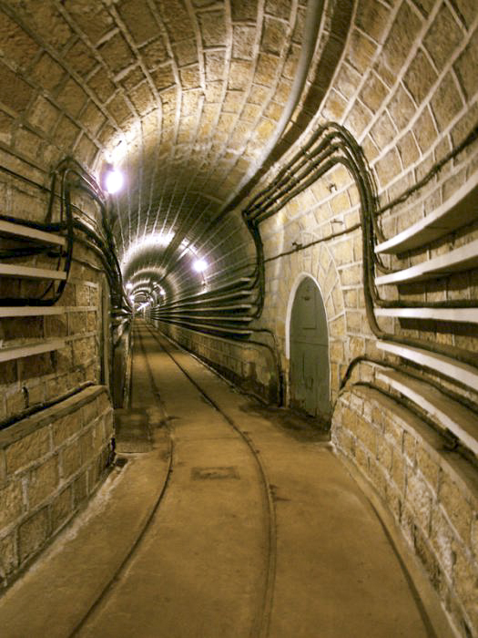 Ligne Maginot - GALGENBERG - A15 - (Ouvrage d'artillerie) - Galerie vers les blocs 1 à 4 peu aprés la galerie principale
Selon l'un des maçons ayant participé à la construction, tout l'ouvrage était réalisé de la même facon, les murs ayant été enduits par la suite.
L'enduit a été fait de manière à permettre la mise en peinture des murs et augmenter ainsi le niveau d'éclairement général.