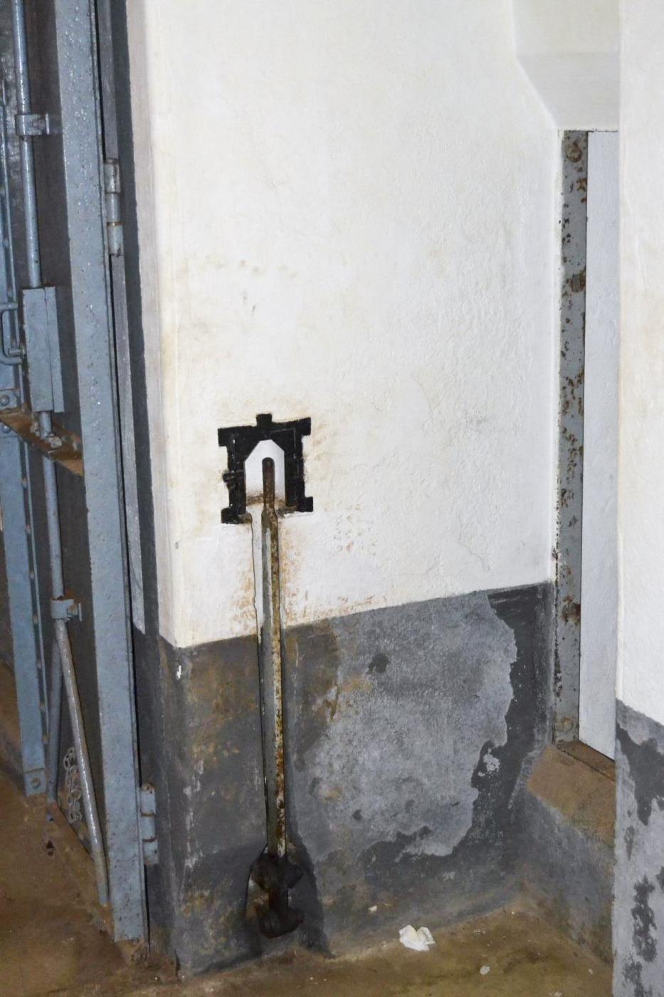 Ligne Maginot - GALGENBERG - A15 - (Ouvrage d'artillerie) - Porte pare-souffle. Manette permettant la fermeture.