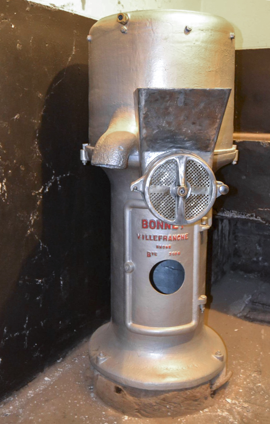 Ligne Maginot - GALGENBERG - A15 - (Ouvrage d'artillerie) - L'éplucheuse de patates, servant aussi de presse-purée et de rappeuse, le robot de l'époque, très bien restauré par les bénévoles de l'association. - Jules Mathieu