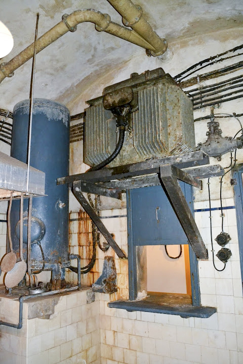 Ligne Maginot - GALGENBERG - A15 - (Ouvrage d'artillerie) - La cuisine
Le transformateur électrique destiné à l'alimentation des équipements de la cuisine