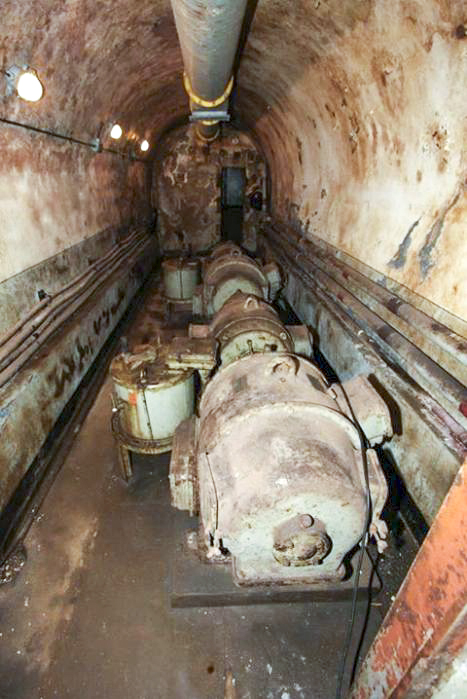 Ligne Maginot - GALGENBERG - A15 - (Ouvrage d'artillerie) - La sous station tourelle de l'ouvrage.
Ces groupes convertisseurs généraient le 110V continu nécessaire au fonctionnement des tourelles à partir du 400V triphasé disponible dans l'ouvrage.