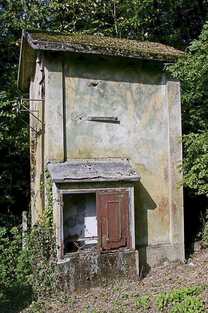 Ligne Maginot - GALGENBERG - A15 - (Ouvrage d'artillerie) - Entrée des hommes
Poste electrique extérieur.
Noter les restes de camouflage.