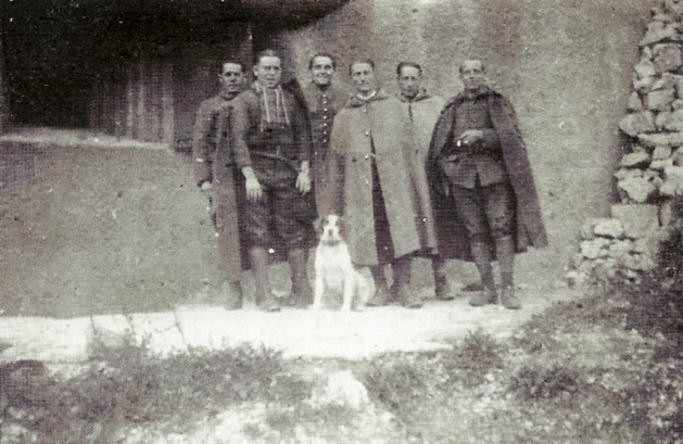 Ligne Maginot - COL DES BANQUETTES (EO7) - (Abri actif) - L'équipage devant le bloc - inconnu