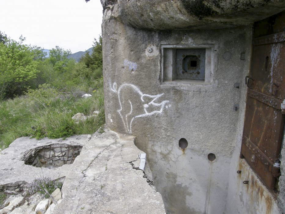 Ligne Maginot - COL DES BANQUETTES (EO7) - (Abri actif) - Le bloc 1
Créneau de défense rapprochée de l'entrée et puisard d'évacuation des eaux du fossé - LOVINY Alain