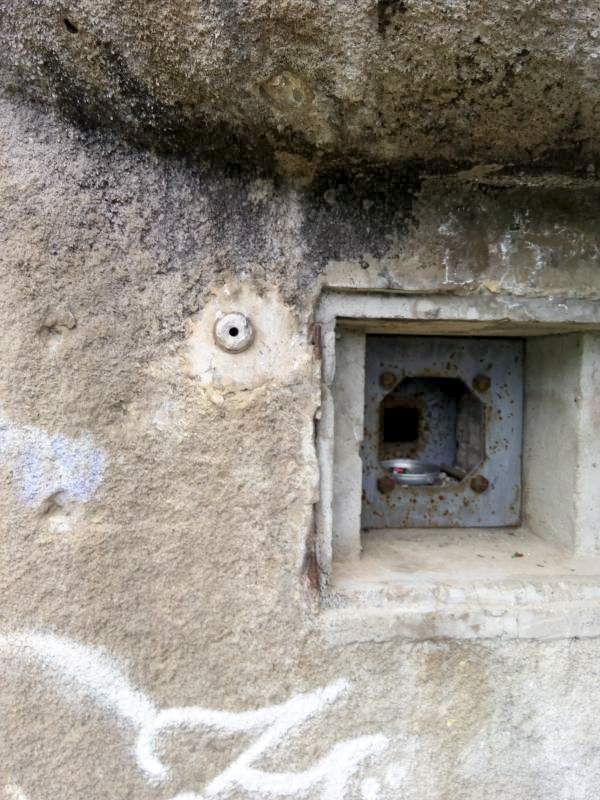 Ligne Maginot - COL DES BANQUETTES (EO7) - (Abri actif) - Bloc 1
Le créneau pour FM 24/29 avec à gauche la sortie de l'antenne radio