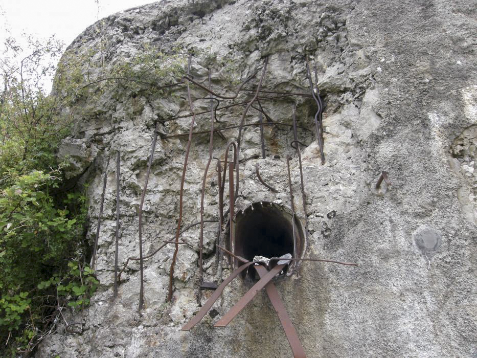 Ligne Maginot - COL DES BANQUETTES (EO7) - (Abri actif) - Le bloc 1
Dégats sur la façade du bloc, probablement occasionnés par les tirs américains - LOVINY Alain