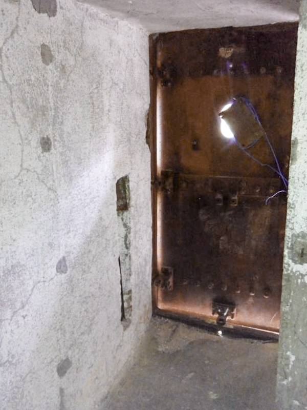 Ligne Maginot - COL DES BANQUETTES (EO7) - (Abri actif) - L'entrée du bloc 1 vu de l’intérieur 