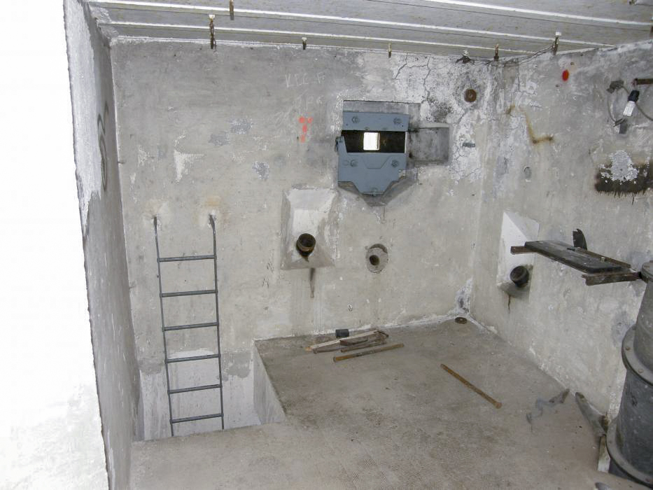 Ligne Maginot - COL DES BANQUETTES (EO7) - (Abri actif) - Le bloc 1
Chambre de tir avec l'accès au local radio par l'échelle métallique - LOVINY Alain