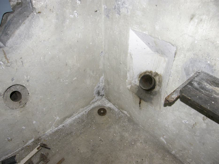 Ligne Maginot - COL DES BANQUETTES (EO7) - (Abri actif) - Le bloc 1
La traversée de dalle pour l'antenne
La goulotte à grenade et l'évacuation des douilles - LOVINY Alain