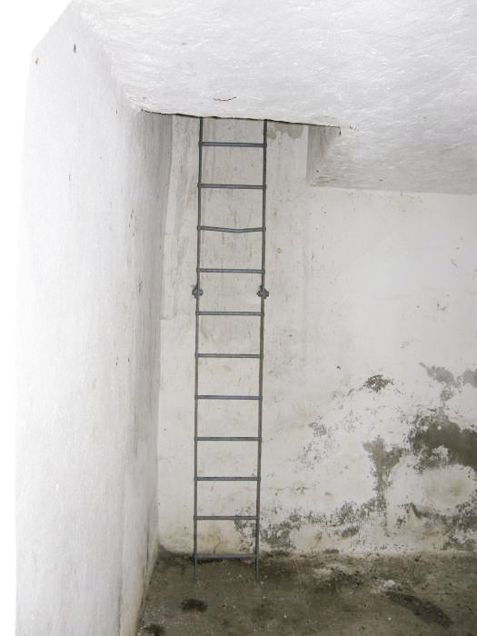 Ligne Maginot - COL DES BANQUETTES (EO7) - (Abri actif) - Le bloc 1
L'accès au local radio depuis la chambre de tir