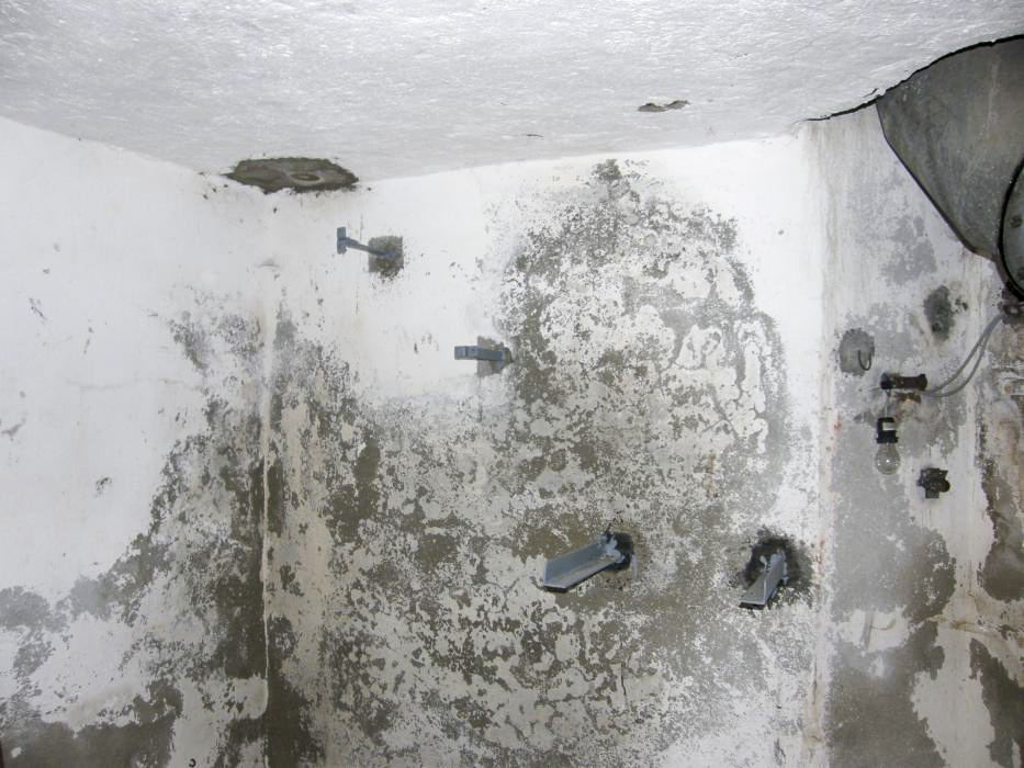 Ligne Maginot - COL DES BANQUETTES (EO7) - (Abri actif) - Le bloc 1
Le local radio avec la traversée de dalle et les supports de l'antenne ainsi que le support sur lequel était posé le poste OTCF