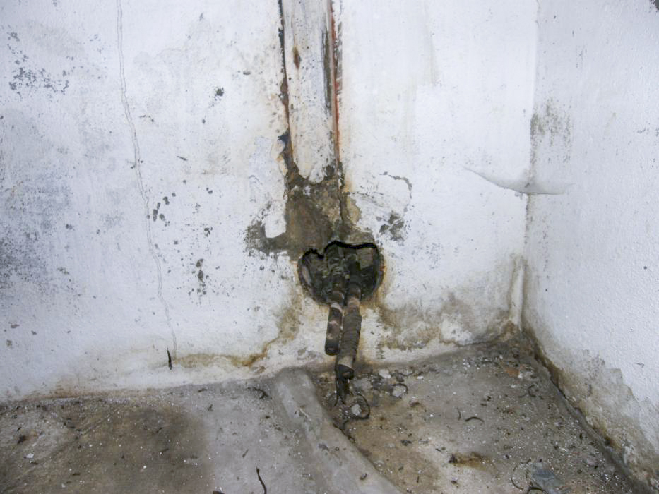 Ligne Maginot - COL DES BANQUETTES (EO7) - (Abri actif) - Le bloc 1
L'arrivée des câbles téléphoniques souterrains - LOVINY Alain