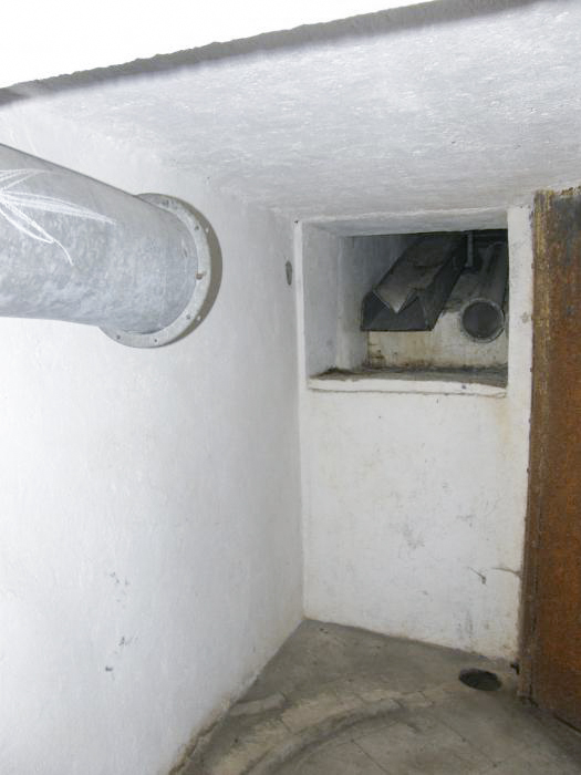 Ligne Maginot - COL DES BANQUETTES (EO7) - (Abri actif) - Le bloc 1
A côté du local radio, le local de service avec une liste du matériel écrite sur le mur. 
On voit au fond l'accès sous les dalles de la galerie de l'entrée principale. - LOVINY Alain