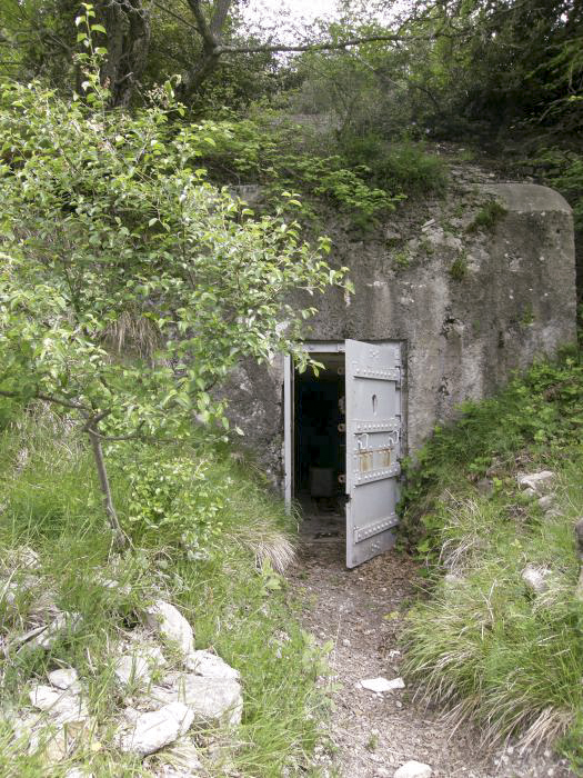Ligne Maginot - COL DES BANQUETTES (EO7) - (Abri actif) - Le bloc 2
Entrée réduite - Issue de secours
Porte blindée - LOVINY Alain