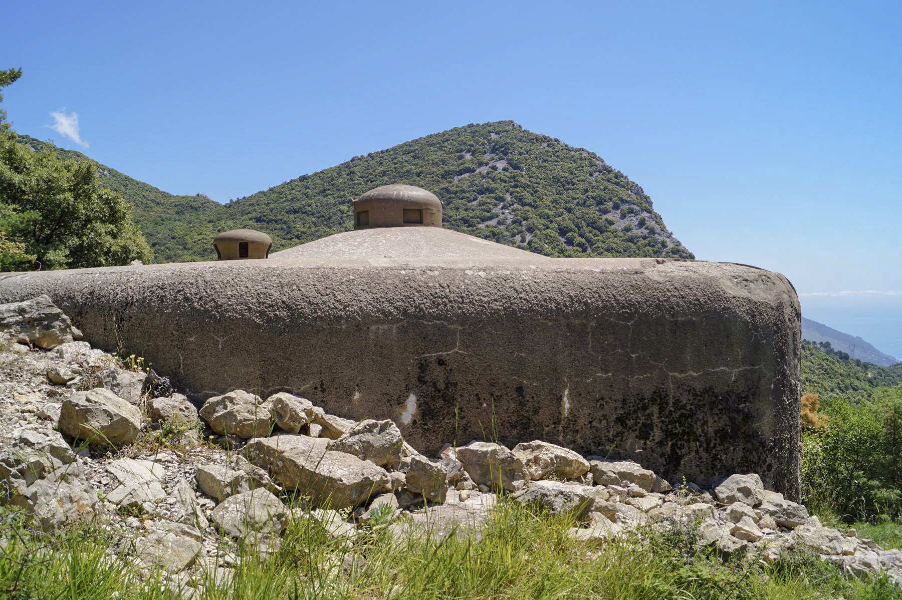 Ligne Maginot - COL DES BANQUETTES (EO7) - (Abri actif) - Bloc 3 de l'ouvrage avec sa cloche GFM et sa prise d'air. - Chartier Jordan