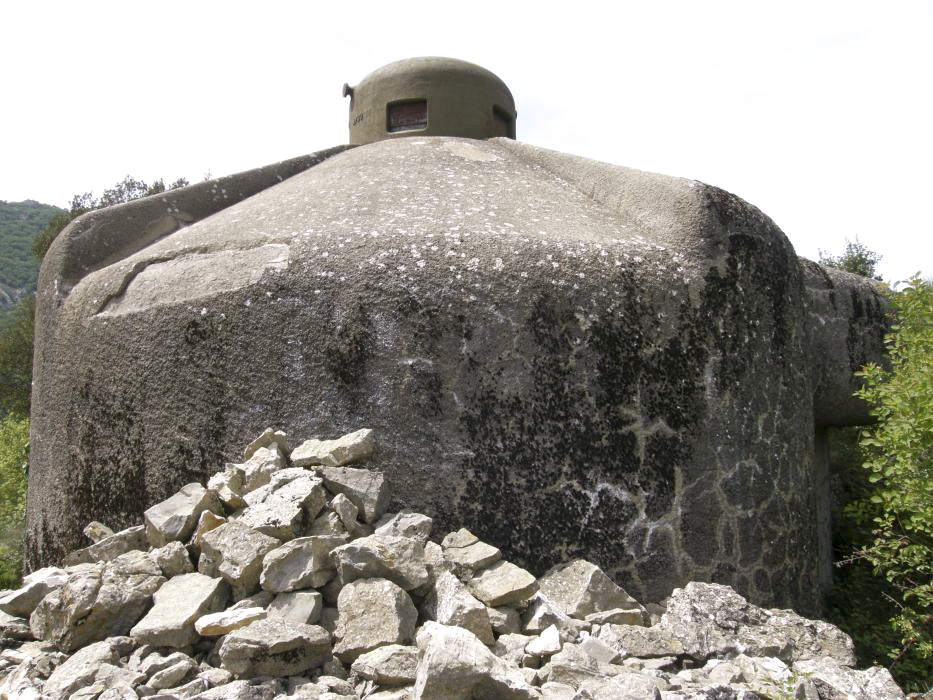 Ligne Maginot - COL DES BANQUETTES (EO7) - (Abri actif) - Bloc 3
La cloche GFM. 
A droite le créneau flanquant le Pic de Gauche, à gauche celui couvrant Sainte Agnés