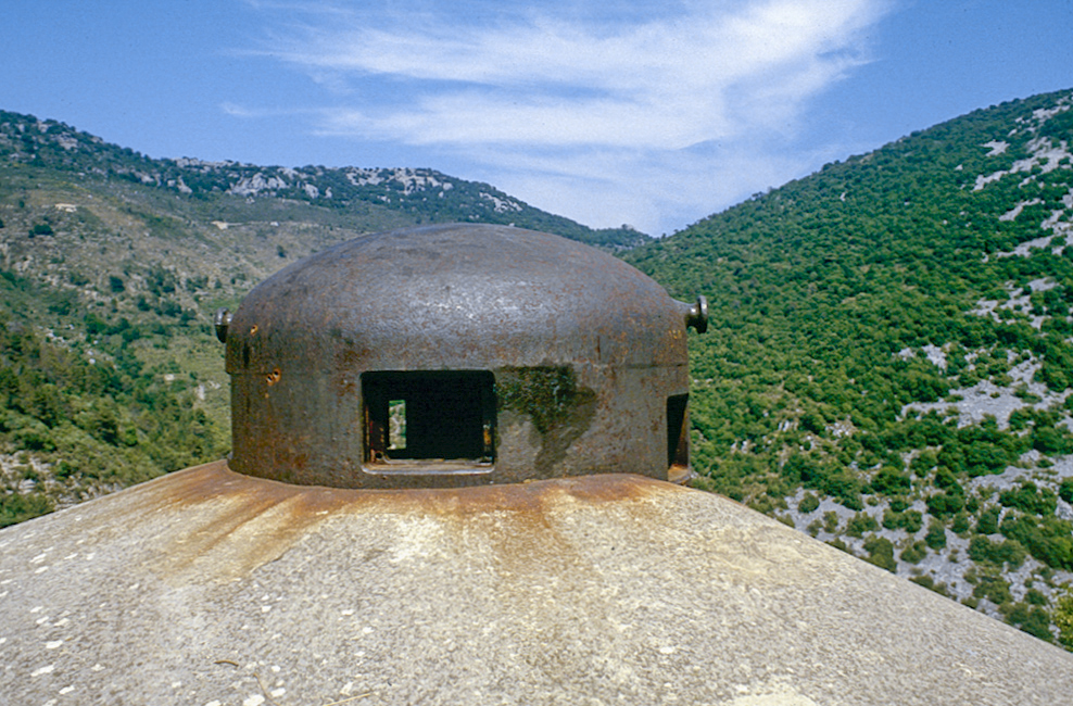 Ligne Maginot - COL DES BANQUETTES (EO7) - (Abri actif) - Le bloc 3
Cloche GFM
Vue sur le Pic de Garuche - LOVINY Alain
