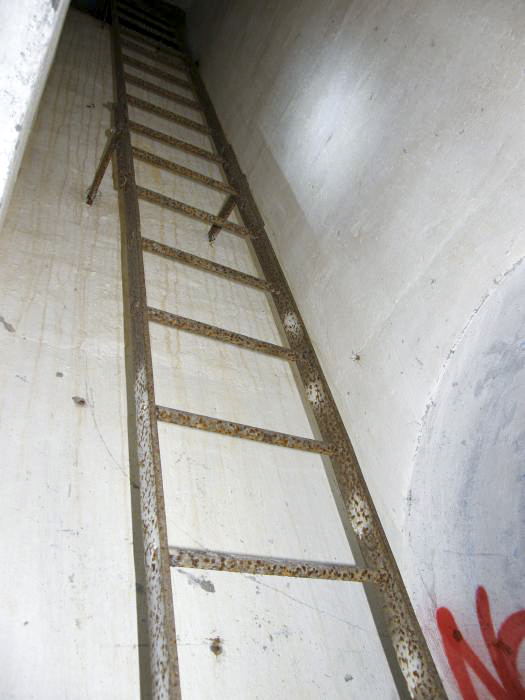 Ligne Maginot - COL DES BANQUETTES (EO7) - (Abri actif) - Accès à la cheminée d'évacuation - LOVINY Alain