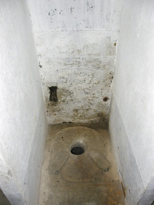 Ligne Maginot - COL DES BANQUETTES (EO7) - (Abri actif) - Latrines - LOVINY Alain