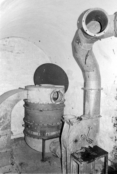Ligne Maginot - COL DES BANQUETTES (EO7) - (Abri actif) - Le système de ventilation et de filtrage de l'air.
Noter les que pédales prévues ne sont pas positionnées normalement. Elles sont prévues pour l'utilisation avec un pédalier (voir ci après) - LOVINY Alain