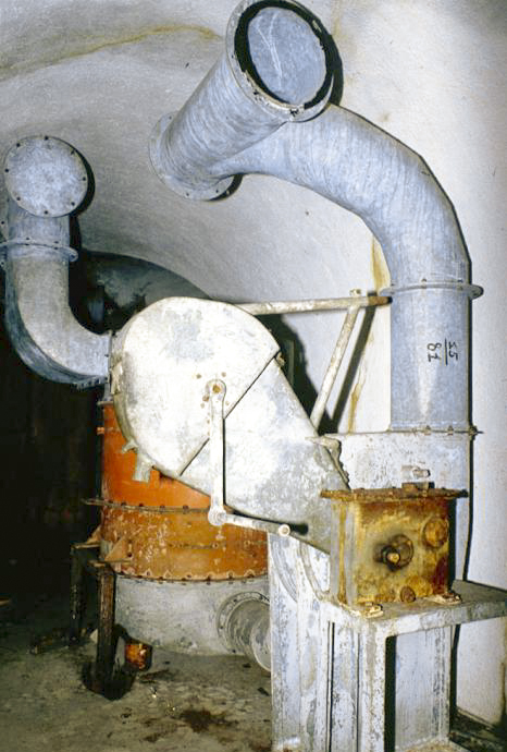 Ligne Maginot - COL DES BANQUETTES (EO7) - (Abri actif) - Le système en mode 'Action à la main'.
Les manivelles sont en position haute - LOVINY Alain