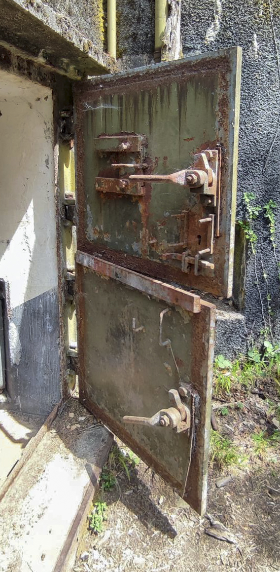 Ligne Maginot - HOCHWALD C3 - (Casemate d'infanterie - Double) - La porte blindée a deux battants  - J.l