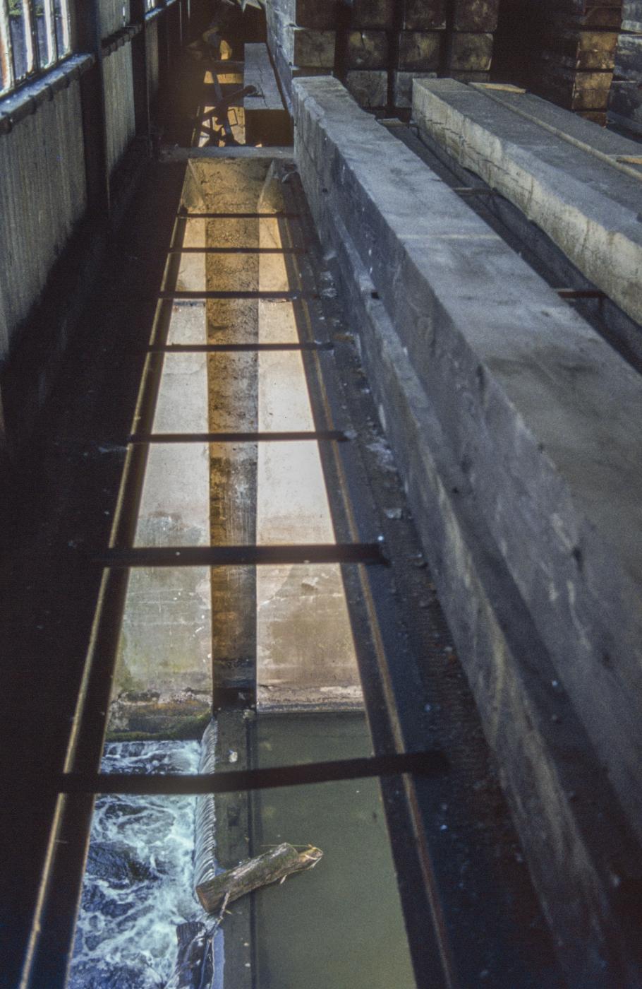 Ligne Maginot - SARRALBE (BARRAGE DE) - (Inondation défensive) - La fente dans le sol d’où on voit les rainures dans le béton destinées à recevoir les poutres de barrage - MANSUY Michel