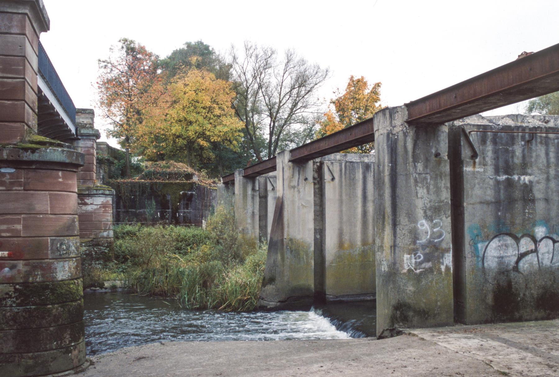 Ligne Maginot - SARRALBE (BARRAGE DE) - (Inondation défensive) - La construction partiellement démoli
Au milieu le blockhaus - MANSUY Michel