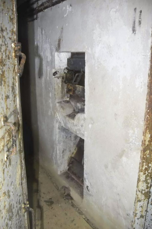 Ligne Maginot - OBERHEIDE - A14 - (Ouvrage d'infanterie) - Casemate nord - Créneaux FM, pour la défense du fossé (bas) diamant et la défense rapprochée (haut)