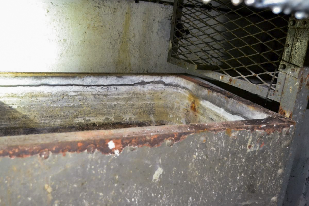 Ligne Maginot - OBERHEIDE - A14 - (Ouvrage d'infanterie) - Réservoir d'eau au sous-sol de la chambre de tir Nord-Ouest, vu de l'escalier reliant les deux niveaux. Remarquer l'enduit intérieur 'standard' en mortier de ciment très riche et armé, de 6 cm en protection intérieure contre la corrosion.