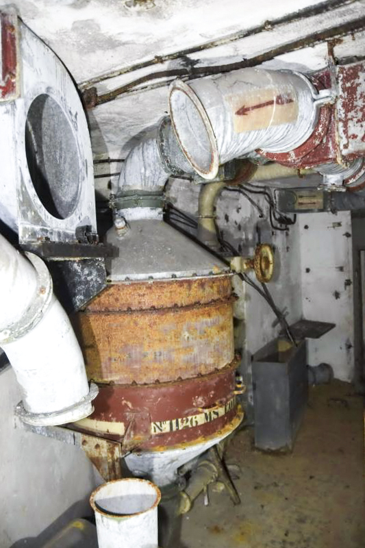 Ligne Maginot - OBERHEIDE - A14 - (Ouvrage d'infanterie) - Filtre et ventilation dans la chambre de la cloche GFM nord (haute)
