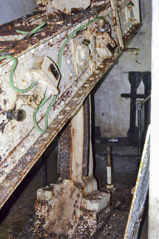 Ligne Maginot - OBERHEIDE - A14 - (Ouvrage d'infanterie) - Balancier de la tourelle avec le contrepoids détaché, dont on voit la tige à droite. - Jules MATHIEU