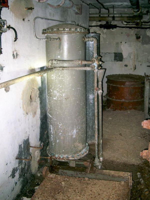 Ligne Maginot - OBERHEIDE - A14 - (Ouvrage d'infanterie) - Appareil déferriseur et adoucisseur devant le couvercle du puits. 
L'adoucisseur, semble similaire à celui de ses voisins X14 et A16.