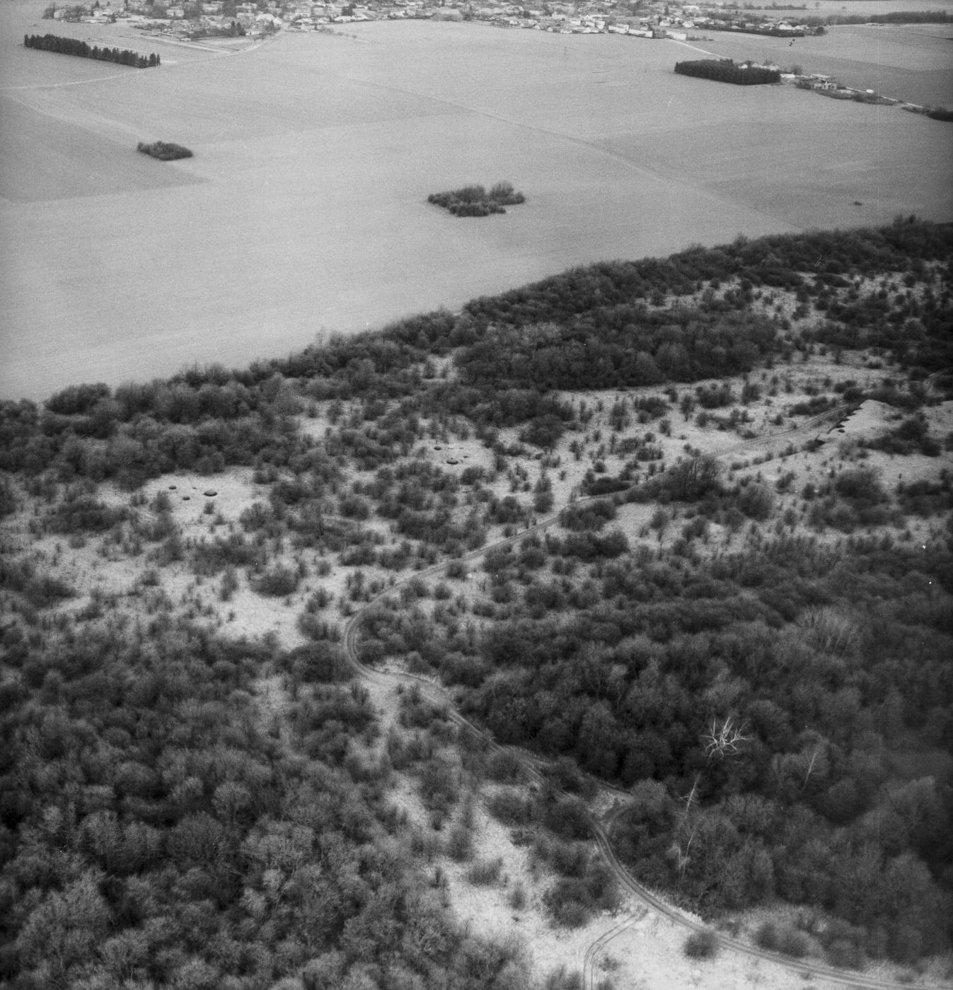 Ligne Maginot - ROCHONVILLERS - A8 - (Ouvrage d'artillerie) - Photo aérienne de l'ouvrage en 1997
On y voit les blocs 5, 6 et 7 - Inconnu
