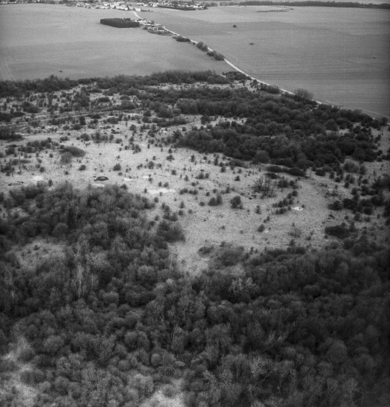 Ligne Maginot - ROCHONVILLERS - A8 - (Ouvrage d'artillerie) - Photo aérienne de l'ouvrage en 1997
Bloc 1, 2, 3 et 4 - Inconnu