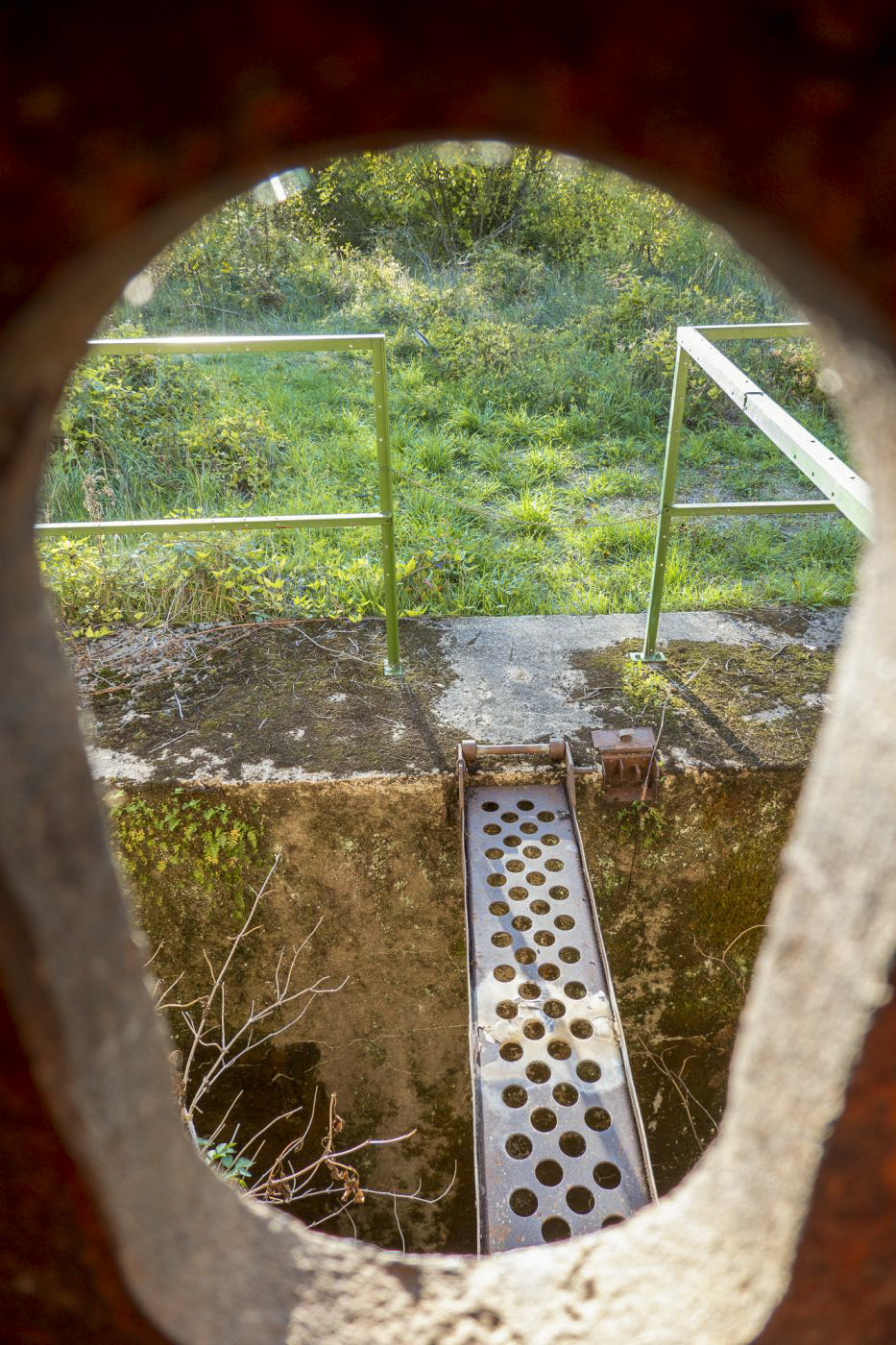 Ligne Maginot - ROTHERBERG - X30 (QUARTIER FREISTROFF - II/162°RIF) - (Abri) - Bloc Nord
Passerelle au-dessus du fossé diamant vue à travers le créneau de la porte blindée - Michel Teiten