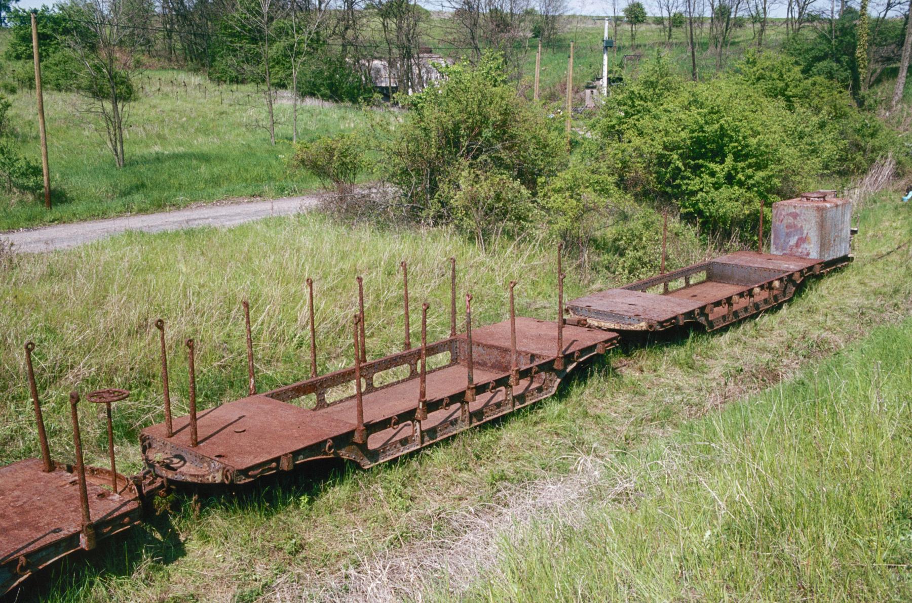 Ligne Maginot - VF60 - ANTENNE DE L'OUVRAGE D'ANZELING - (RESEAU - Voie 60 - Antenne ou rocade ferroviaire) - ANTENNE ANZELING
Wagons divers en attente sur la voie  à une centaine de métres de l'entrée munitions
(Mai 1985) - Michel Mansuy